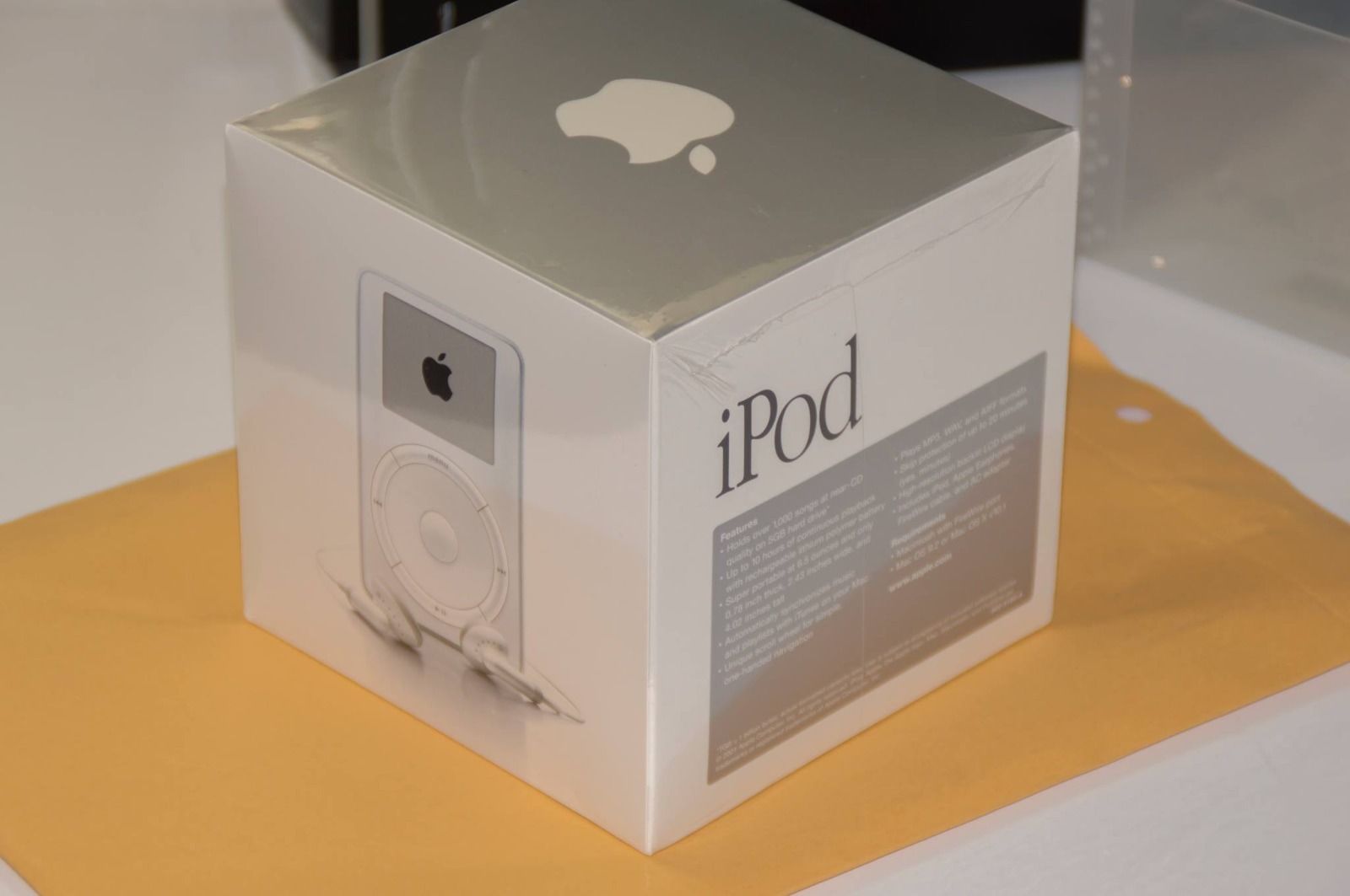 Apple box. IPOD коробка. IPOD Classic коробка. Упаковка Эппл. Упаковка Apple designed.